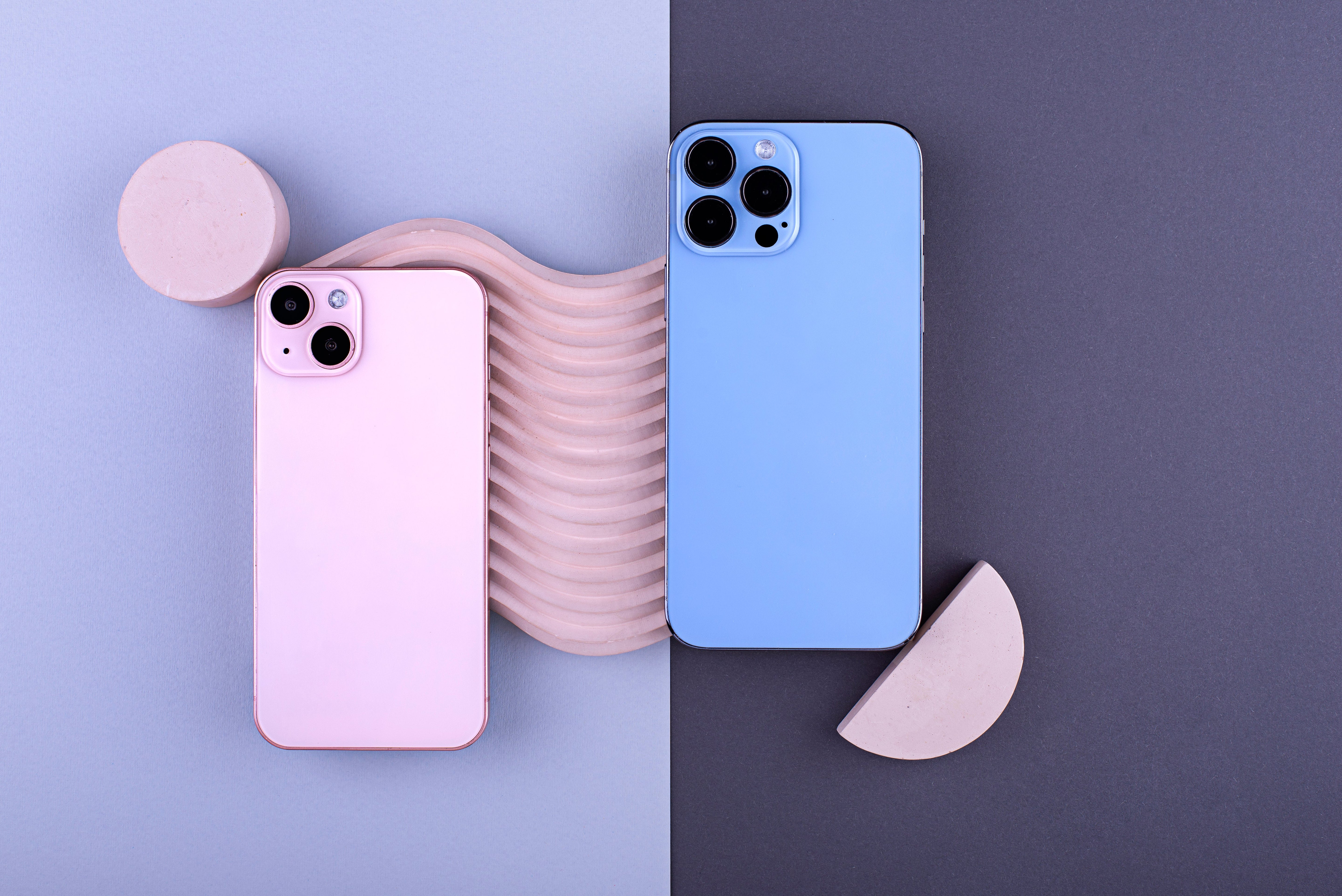 Grafika przedstawia produkt Czy etui iPhone 15 Pro Max pasuje do iPhone 16e? dostępny w sklepie Etui24.