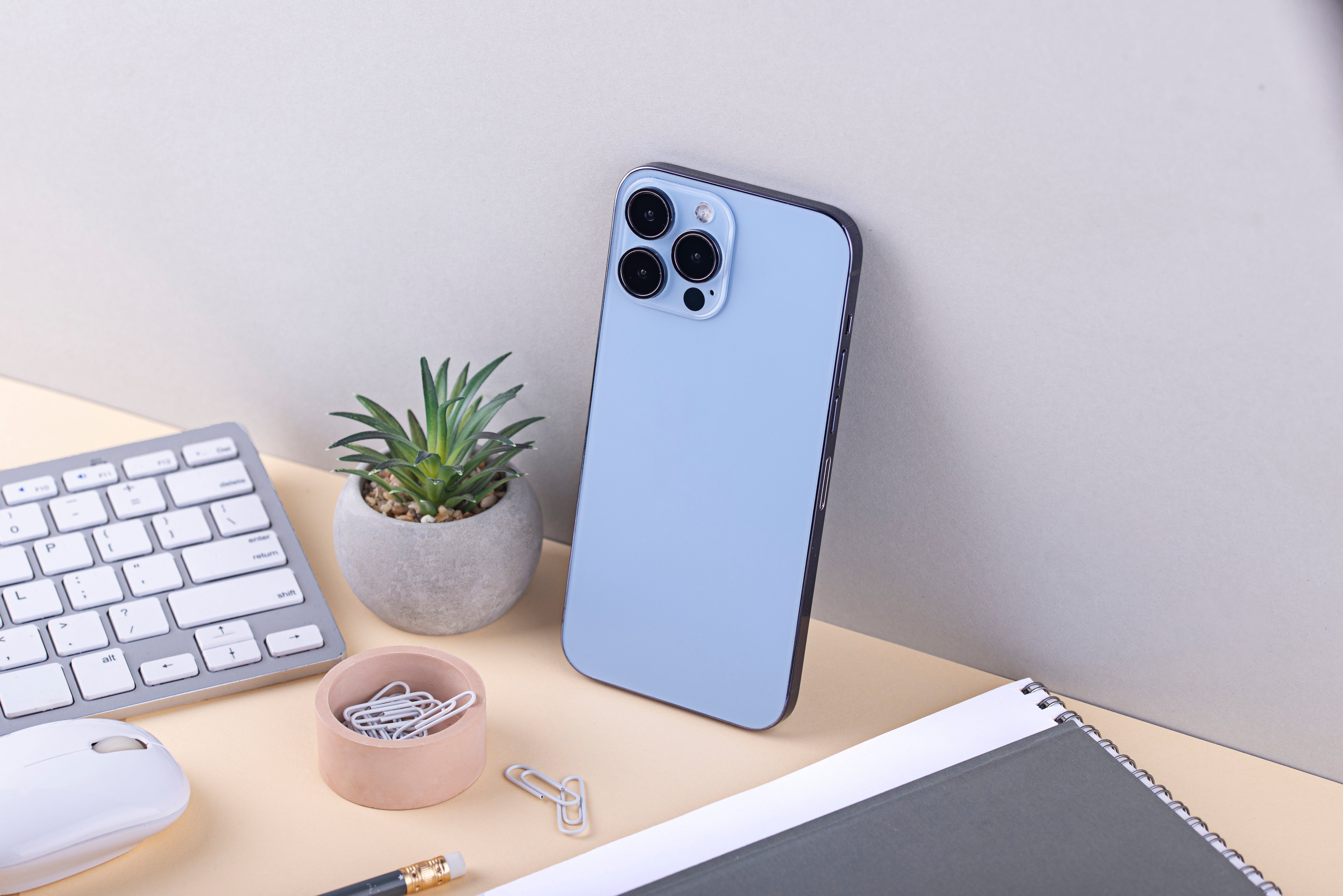 Grafika przedstawia produkt Czy etui iPhone 14 pasuje do iPhone 17 Air? dostępny w sklepie Etui24.