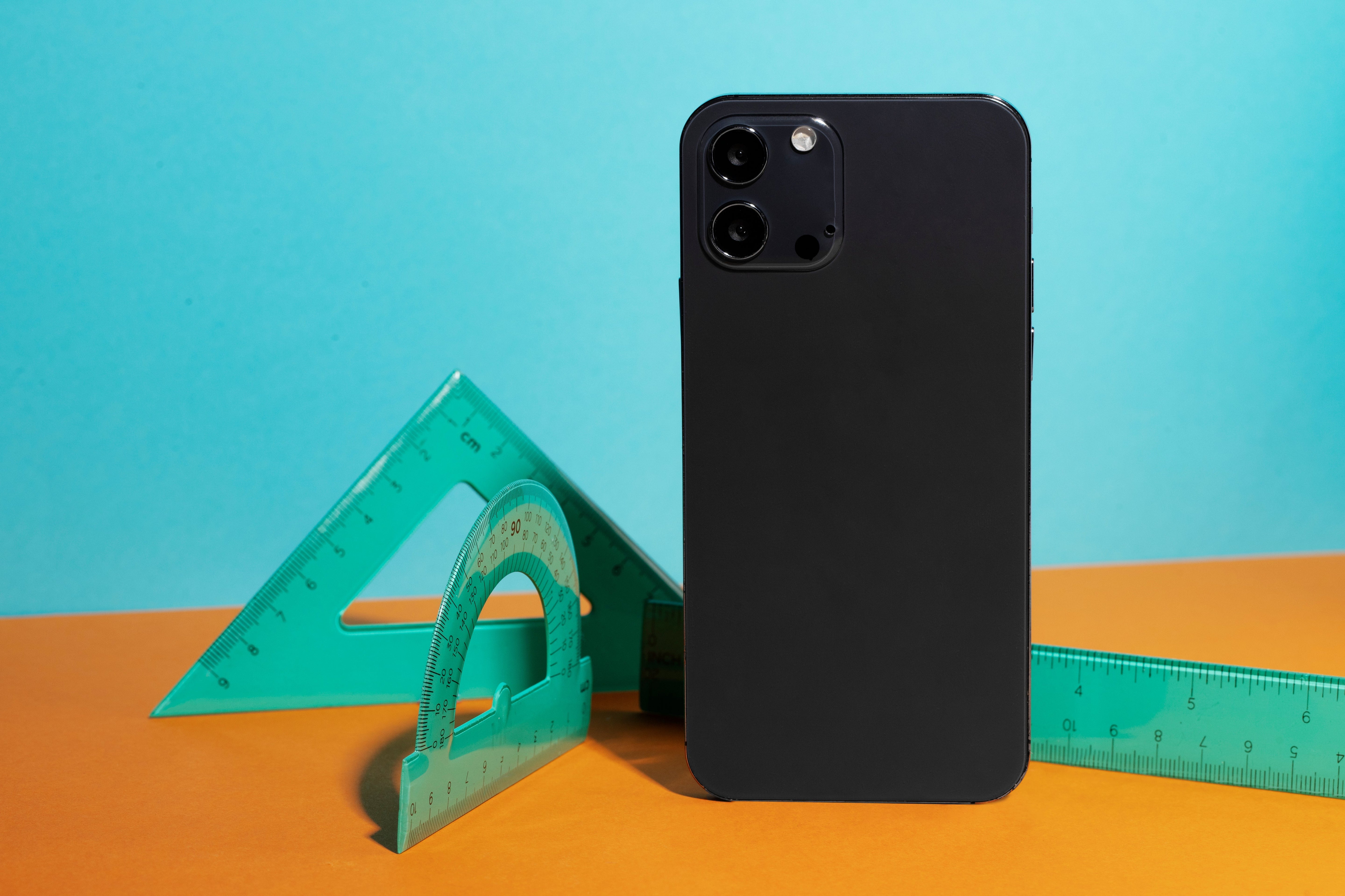 Grafika przedstawia produkt Czy etui iPhone 15 Pro Max pasuje do iPhone 16 Pro Max? dostępny w sklepie Etui24.