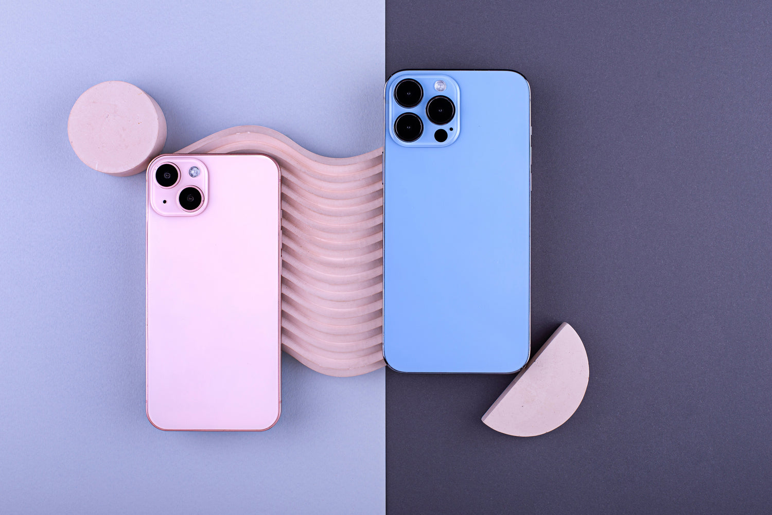 Grafika przedstawia produkt Czy etui iPhone 15 Pro Max pasuje do iPhone 16e? dostępny w sklepie Etui24.