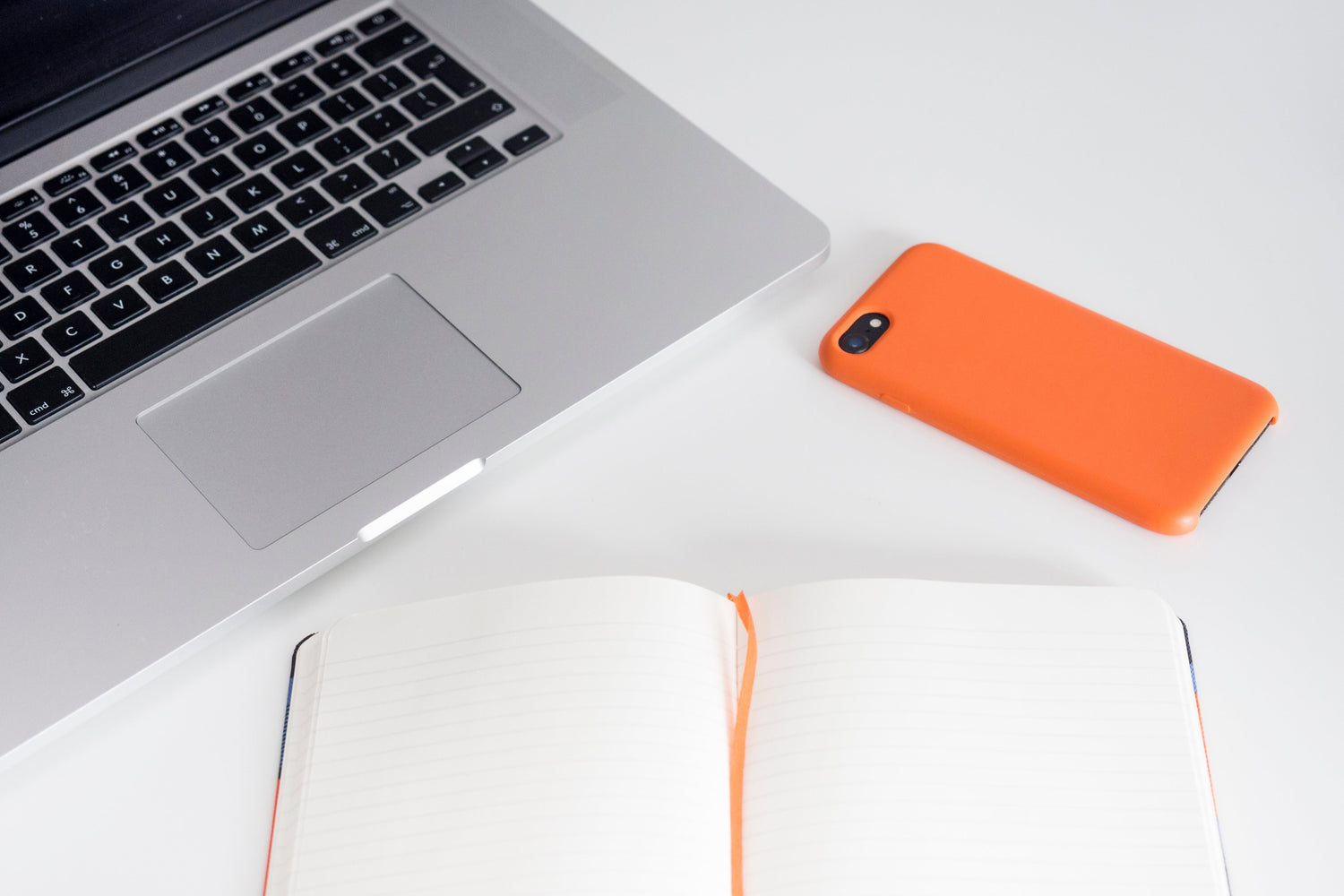 Grafika przedstawia produkt Czy etui iPhone 14 pasuje do iPhone 17 Pro Max? dostępny w sklepie Etui24.