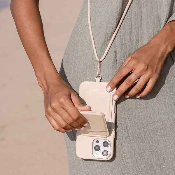 Etui UNIQ Coehl Muse iPhone 16 Pro 6.3″ Magnetic Charging Kremowy