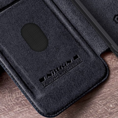 Etui na telefon iPhone 15 Pro Nillkin Qin Leather Pro czarne z osłoną aparatu