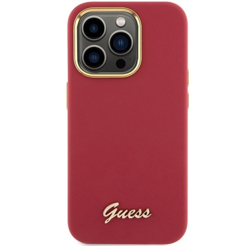 Etui na telefon iPhone 15 Pro Guess magenta silikonowe z metalowym logo