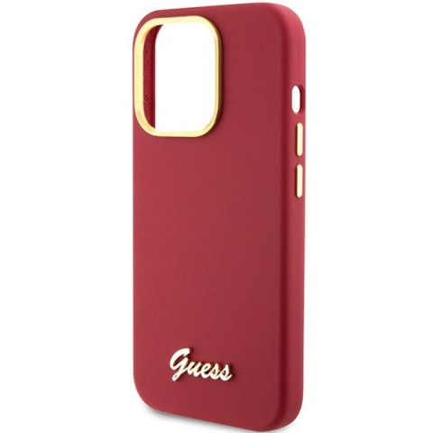 Etui na telefon iPhone 15 Pro Guess magenta silikonowe z metalowym logo