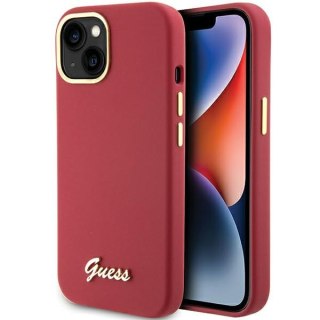 Etui na telefon iPhone 15 Guess magenta silikonowe z metalowym logo