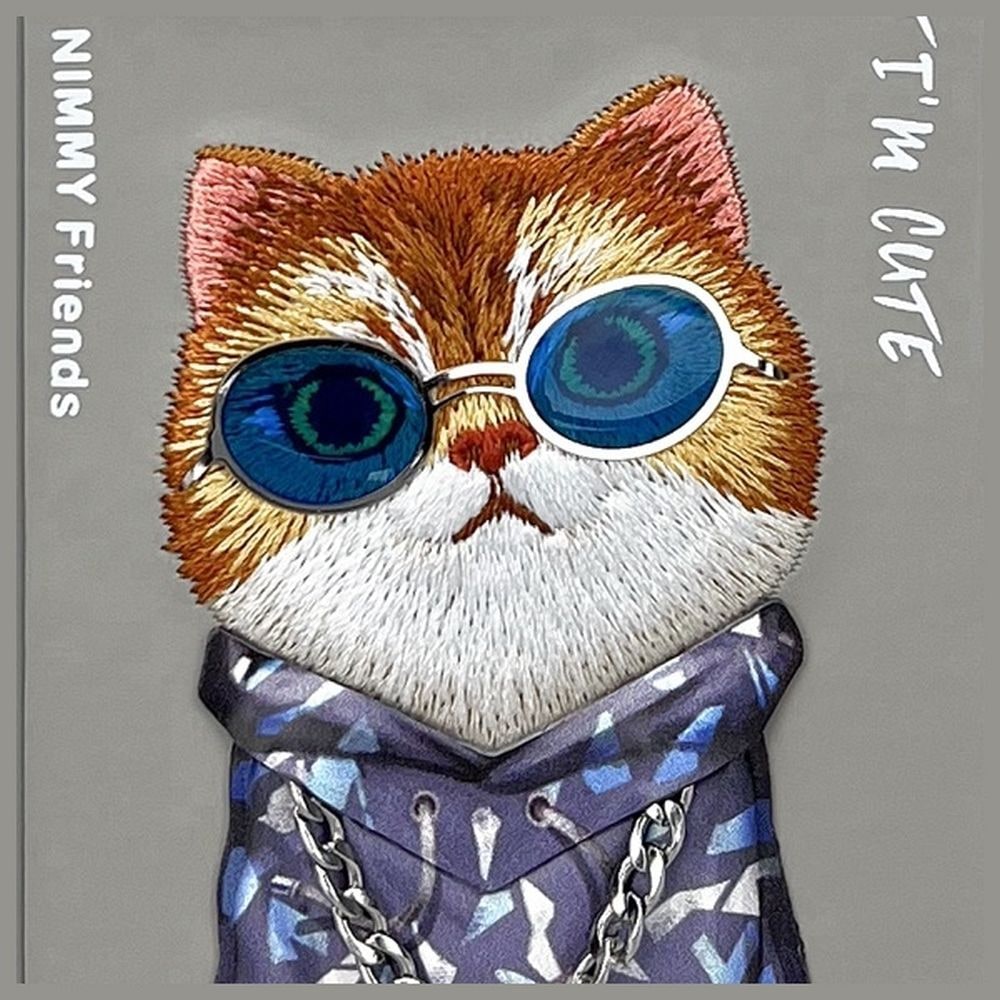 Detal etui NIMMY Cool Cat z wypukłym wzorem kota w okularach